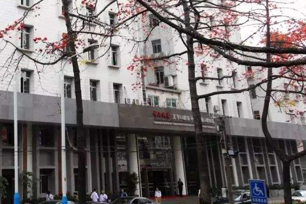 中山大學附屬口腔醫(yī)院拔牙貴嗎?拔牙的危害有多大